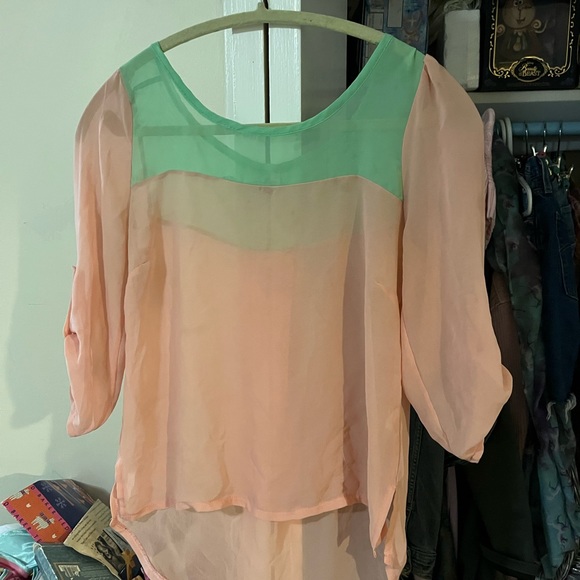 Adorable four quarter sleeve top - Picture 3 of 4